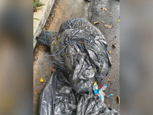 Polícia Civil prende suspeitos ligados a corpos encontrados em sacos em São Paulo Corpo encontrado em sacos plásticos na rua sendo investigado pela Polícia Civil em São Paulo.