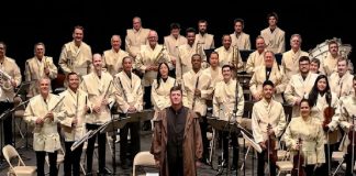 Barueri recebe concerto sinfônico em homenagem a John Williams neste domingo Orquestra SP Pop's Symphonic posa para fotografia oficial do concerto tributo a John Williams, apresentado no Centro de Eventos de Barueri em 18 de outubro de 2026.