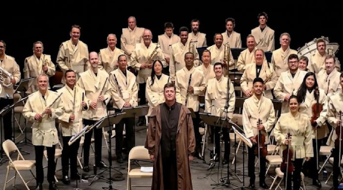 Barueri recebe concerto sinfônico em homenagem a John Williams neste domingo Orquestra SP Pop's Symphonic posa para fotografia oficial do concerto tributo a John Williams, apresentado no Centro de Eventos de Barueri em 18 de outubro de 2026.