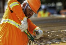 Osasco destaca-se como segunda maior geradora de empregos formais em São Paulo em 2026 Trabalhador da construção civil usando equipamento de proteção individual, ilustrando a geração de empregos formais em São Paulo em 2026.