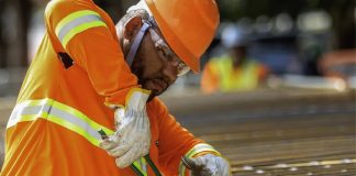 Osasco destaca-se como segunda maior geradora de empregos formais em São Paulo em 2026 Trabalhador da construção civil usando equipamento de proteção individual, ilustrando a geração de empregos formais em São Paulo em 2026.