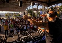 Itapevi promove terceira edição do Samba Rock Fest com entrada gratuita DJ com fones de ouvido animando o público durante evento de samba rock no Ginásio de Esportes de Itapevi.