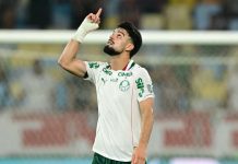 Palmeiras abre vantagem contra Fluminense rumo à final da Libertadores Jogador do Palmeiras comemora gol durante a semifinal da Libertadores no Maracanã contra o Fluminense.