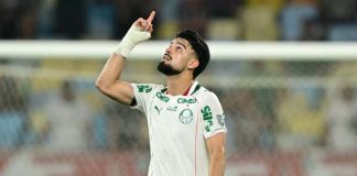 Palmeiras abre vantagem contra Fluminense rumo à final da Libertadores Jogador do Palmeiras comemora gol durante a semifinal da Libertadores no Maracanã contra o Fluminense.