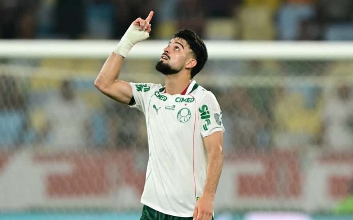 Jogador do Palmeiras comemora gol durante a semifinal da Libertadores no Maracanã contra o Fluminense.