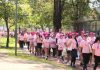 Barueri encerra Outubro Rosa com Caminhada no Parque Dom José Participantes da Caminhada Rosa vestindo camisetas e bonés cor de rosa, caminhando no Parque Municipal Dom José em Barueri