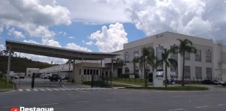 Região de Cajamar Disponibiliza 150 Vagas para Auxiliar de Logística Centro logístico na região de Cajamar, local de atuação das vagas para auxiliar de logística mencionadas na reportagem.