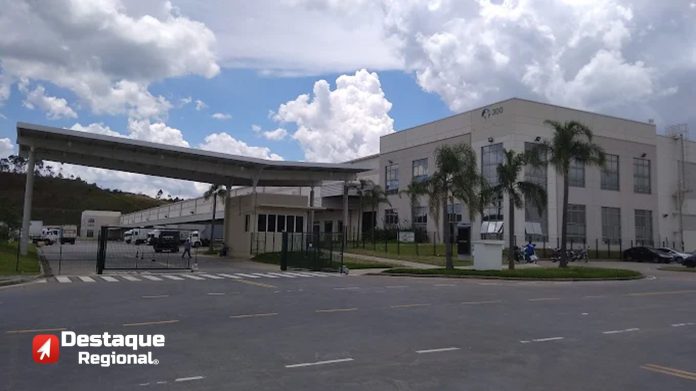 Centro logístico na região de Cajamar, local de atuação das vagas para auxiliar de logística mencionadas na reportagem.