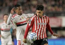 Jardim Reconhece Desempenho Equilibrado do Flamengo Contra Estudiantes e Reforça Importância da Vantagem Física Partida entre Estudiantes e Flamengo pela semifinal da Libertadores em La Plata, com jogador do Flamengo (à esquerda) disputando a bola com jogador do Estudiantes (à direita)