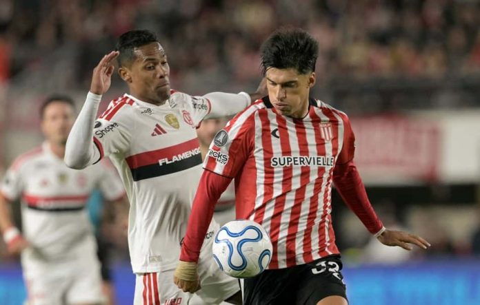 Partida entre Estudiantes e Flamengo pela semifinal da Libertadores em La Plata, com jogador do Flamengo (à esquerda) disputando a bola com jogador do Estudiantes (à direita)