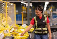 Processo seletivo em Osasco oferece vagas para auxiliar logístico no Mercado Livre em Cajamar Funcionária do Mercado Livre em ambiente logístico manuseia encomendas amarelas em unidade operacional.