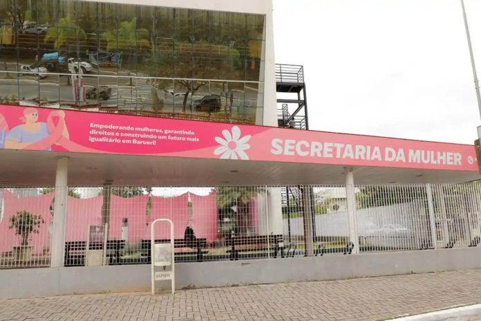 Fachada da Secretaria da Mulher em Barueri, local do evento 'Saúde para Todas' promovido pela Prefeitura.