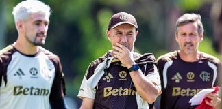 Flamengo anuncia relacionados para semifinal da Libertadores sem cinco jogadores Treinador Leonardo Jardim durante treino do Flamengo