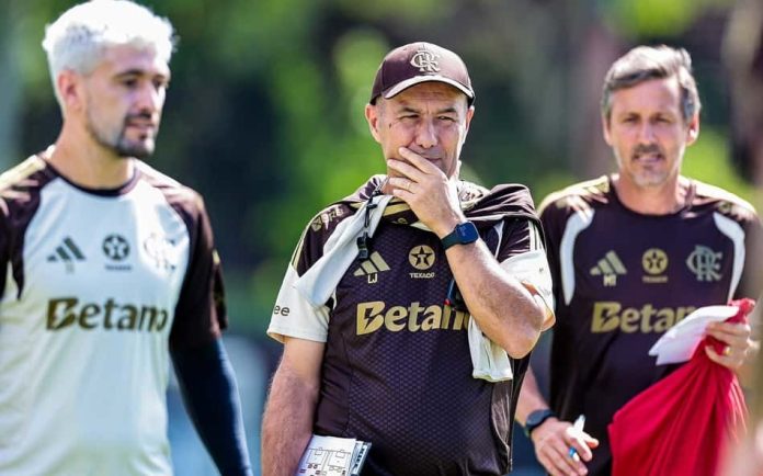 Treinador Leonardo Jardim durante treino do Flamengo