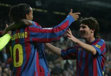 Ronaldinho Gaúcho presta homenagem a Lionel Messi na despedida da seleção argentina Messi e Ronaldinho durante uma partida pelo Barcelona, momento inicial da carreira do argentino.