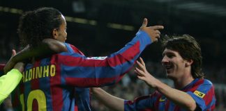 Ronaldinho Gaúcho presta homenagem a Lionel Messi na despedida da seleção argentina Messi e Ronaldinho durante uma partida pelo Barcelona, momento inicial da carreira do argentino.