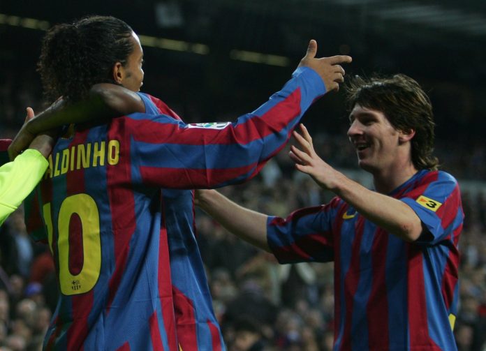 Messi e Ronaldinho durante uma partida pelo Barcelona, momento inicial da carreira do argentino.
