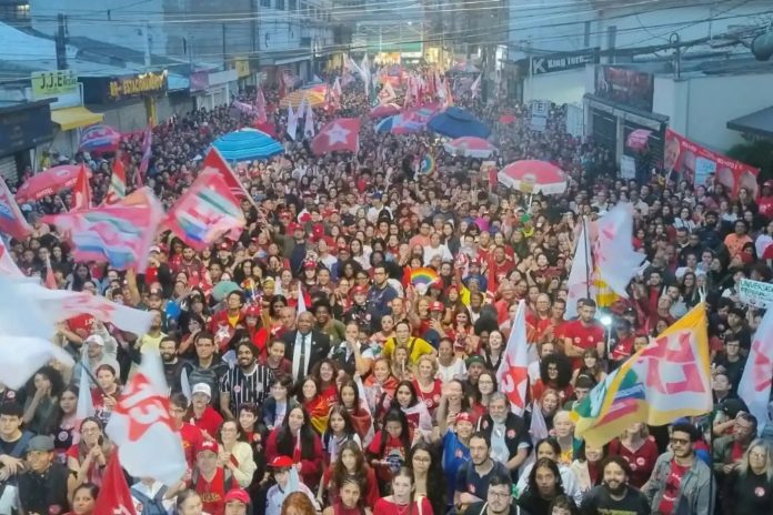 Multidão participante do ato pró-Luiz Inácio Lula da Silva promovido pelo Sindicato dos Metalúrgicos de Osasco e Região em 22 de outubro de 2026, no centro de Osasco.