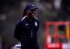 Retrospecto de Seedorf nas estreias como técnico antes de comando no Corinthians Seedorf durante treino no Corinthians, preparando estreia como técnico