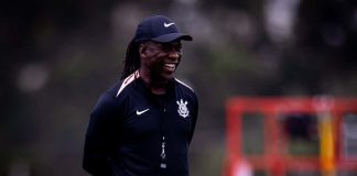 Retrospecto de Seedorf nas estreias como técnico antes de comando no Corinthians Seedorf durante treino no Corinthians, preparando estreia como técnico