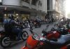 São Paulo Registra Recorde de Mortes de Motociclistas nos Nove Primeiros Meses de 2026 Motociclistas trafegam em via urbana da cidade de São Paulo, ilustrando o aumento do número de mortes de motociclistas em 2026.