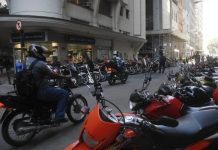 São Paulo Registra Recorde de Mortes de Motociclistas nos Nove Primeiros Meses de 2026 Motociclistas trafegam em via urbana da cidade de São Paulo, ilustrando o aumento do número de mortes de motociclistas em 2026.