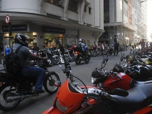 São Paulo Registra Recorde de Mortes de Motociclistas nos Nove Primeiros Meses de 2026 Motociclistas trafegam em via urbana da cidade de São Paulo, ilustrando o aumento do número de mortes de motociclistas em 2026.