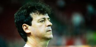 Fernando Diniz registra mais derrotas que vitórias na Série A do Brasileirão Fernando Diniz atuando à beira do campo durante partida do Corinthians.