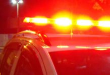 Mãe é detida por deixar filho trancado sozinho por quase 15 horas em Jandira Sirene da Polícia Militar com luzes acesas, utilizada em operações de resgate e emergência.