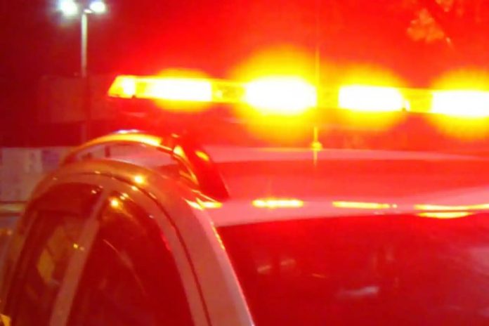 Sirene da Polícia Militar com luzes acesas, utilizada em operações de resgate e emergência.