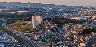 Itapevi terá serviços públicos fechados e atendimentos de emergência mantidos no feriado de São Judas Tadeu Vista aérea da cidade de Itapevi onde o feriado impacta o funcionamento dos serviços municipais