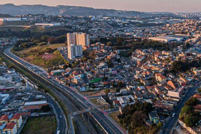 expresso-e119f2bda1ea71acf111ef59 Vista aérea da cidade de Itapevi onde o feriado impacta o funcionamento dos serviços municipais
