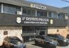 Suspeito de se passar por pai de santo é preso em Itapevi por extorsão de R$ 98 mil Fachada do 1º Distrito Policial de Carapicuíba, local de prisão e custódia dos suspeitos em esquema de extorsão