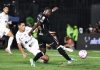 Seedorf destaca raiva e confiança do Corinthians após derrota que levou time à zona de rebaixamento Momento da partida entre Vasco e Corinthians em São Januário, válida pelo Brasileirão, com disputa de bola entre os jogadores.