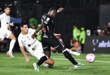 Seedorf destaca raiva e confiança do Corinthians após derrota que levou time à zona de rebaixamento Momento da partida entre Vasco e Corinthians em São Januário, válida pelo Brasileirão, com disputa de bola entre os jogadores.