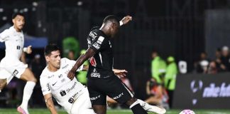 Seedorf destaca raiva e confiança do Corinthians após derrota que levou time à zona de rebaixamento Momento da partida entre Vasco e Corinthians em São Januário, válida pelo Brasileirão, com disputa de bola entre os jogadores.