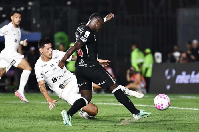 expresso-e86a228047c156ea32165c6c Momento da partida entre Vasco e Corinthians em São Januário, válida pelo Brasileirão, com disputa de bola entre os jogadores.