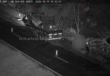 Caminhoneiro morre atropelado ao parar para ajudar colega na Rodovia dos Bandeirantes Imagem noturna do local do acidente na Rodovia dos Bandeirantes, Km 164, em Limeira, com caminhões envolvidos e cones de sinalização na pista.