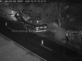Caminhoneiro morre atropelado ao parar para ajudar colega na Rodovia dos Bandeirantes Imagem noturna do local do acidente na Rodovia dos Bandeirantes, Km 164, em Limeira, com caminhões envolvidos e cones de sinalização na pista.