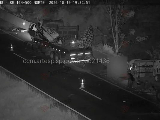 Caminhoneiro morre atropelado ao parar para ajudar colega na Rodovia dos Bandeirantes Imagem noturna do local do acidente na Rodovia dos Bandeirantes, Km 164, em Limeira, com caminhões envolvidos e cones de sinalização na pista.