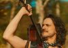 Tuia comemora 25 anos de carreira com show gratuito em Osasco Imagem mostra o cantor, compositor e instrumentista Tuia posando com violão, referência ao show gratuito em Osasco para celebrar 25 anos de carreira.
