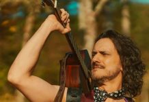 Tuia comemora 25 anos de carreira com show gratuito em Osasco Imagem mostra o cantor, compositor e instrumentista Tuia posando com violão, referência ao show gratuito em Osasco para celebrar 25 anos de carreira.