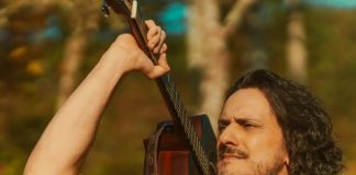 Tuia comemora 25 anos de carreira com show gratuito em Osasco Imagem mostra o cantor, compositor e instrumentista Tuia posando com violão, referência ao show gratuito em Osasco para celebrar 25 anos de carreira.