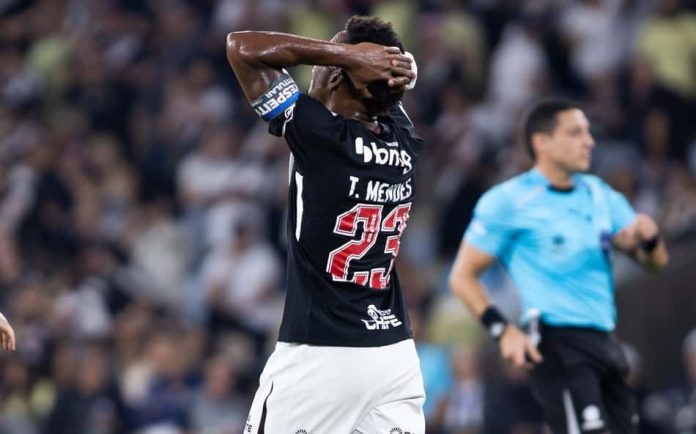 Thiago Mendes, do Corinthians, em partida contra Boca Juniors no Maracanã durante semifinal da Copa Sul-Americana