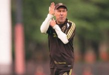 Flamengo escalado por Leonardo Jardim para clássico contra Fluminense no Maracanã Leonardo Jardim durante treino do Flamengo no Ninho do Urubu antes do clássico contra o Fluminense