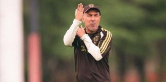 Flamengo escalado por Leonardo Jardim para clássico contra Fluminense no Maracanã Leonardo Jardim durante treino do Flamengo no Ninho do Urubu antes do clássico contra o Fluminense