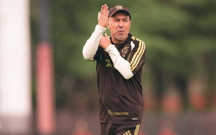 Leonardo Jardim durante treino do Flamengo no Ninho do Urubu antes do clássico contra o Fluminense