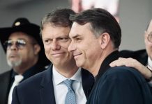 Governador de São Paulo Tarcísio de Freitas comenta resultado da eleição presidencial de 2026 Governador Tarcísio de Freitas ao lado de Flávio Bolsonaro durante evento na campanha eleitoral de 2026