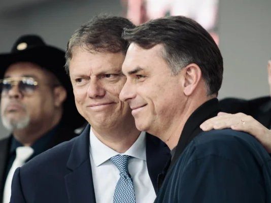 Governador de São Paulo Tarcísio de Freitas comenta resultado da eleição presidencial de 2026 Governador Tarcísio de Freitas ao lado de Flávio Bolsonaro durante evento na campanha eleitoral de 2026