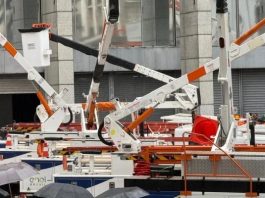 Prefeitura de São Paulo multa Enel em R$ 11,4 milhões por apagões na cidade entre setembro e dezembro de 2025 Equipes da concessionária Enel realizando reparos em rede elétrica em São Paulo após apagões em dezembro de 2025.